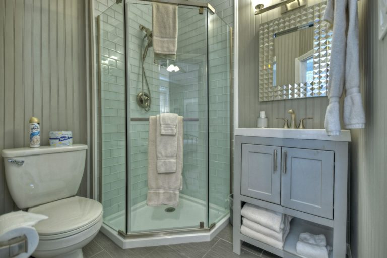Marilyn bathroom1