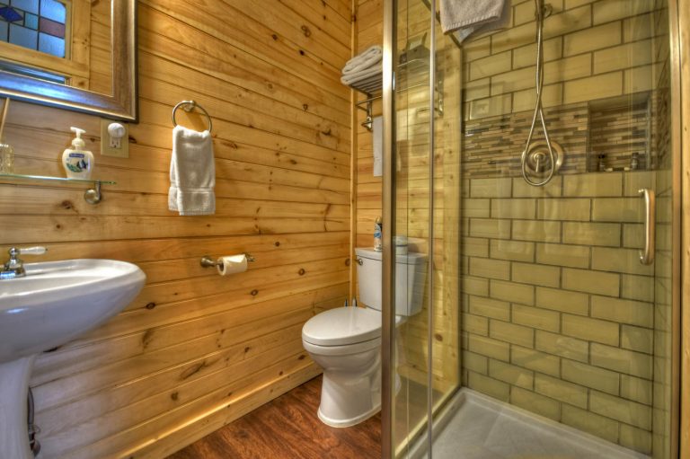 cabin bathroom2